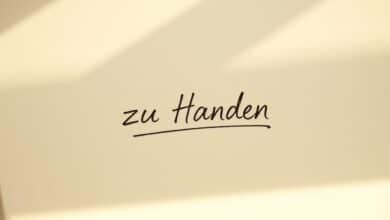 Abkürzung „zu Händen“ - Erklärung